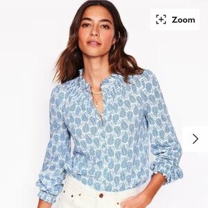 Boden Fay Paisley Smocked Jersey Top
Blue and white paisley US size 2. Like new